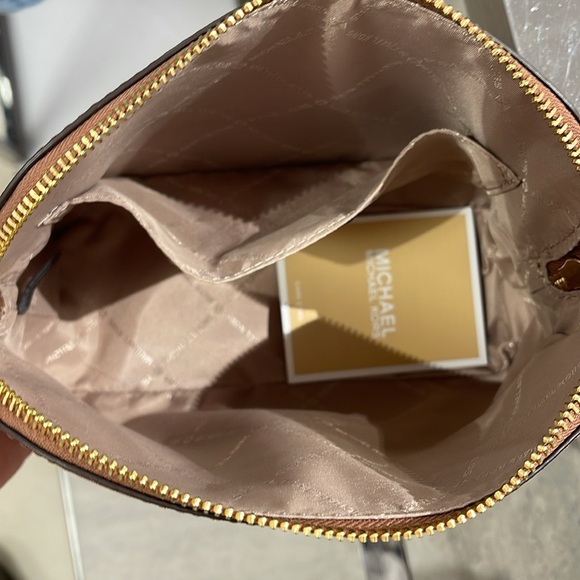 MICHAEL KORS 
Jet Set Travel Medium Dome Crossbody Bag XCROSS XBODY
Luggage 
NWT - Picture 12 of 16